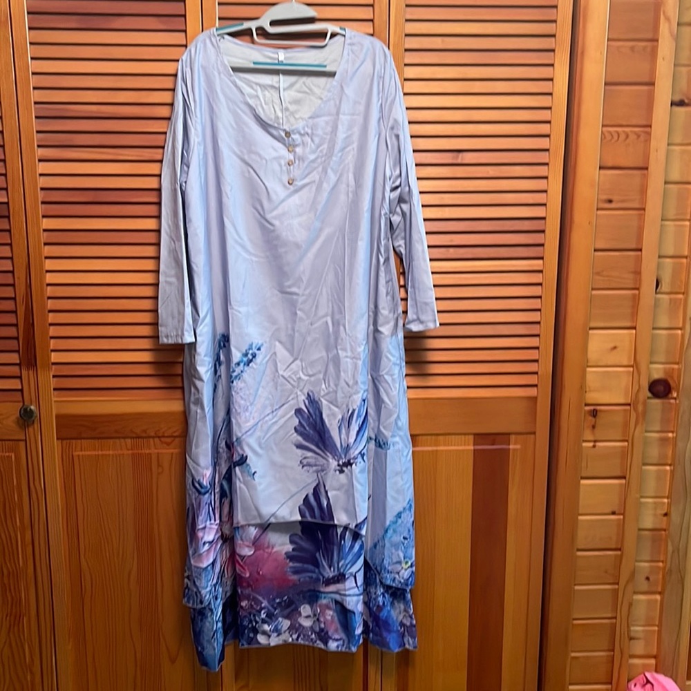 Ankle length dress. Never worn. Floral pattern on bottom layer. 4X,runs small